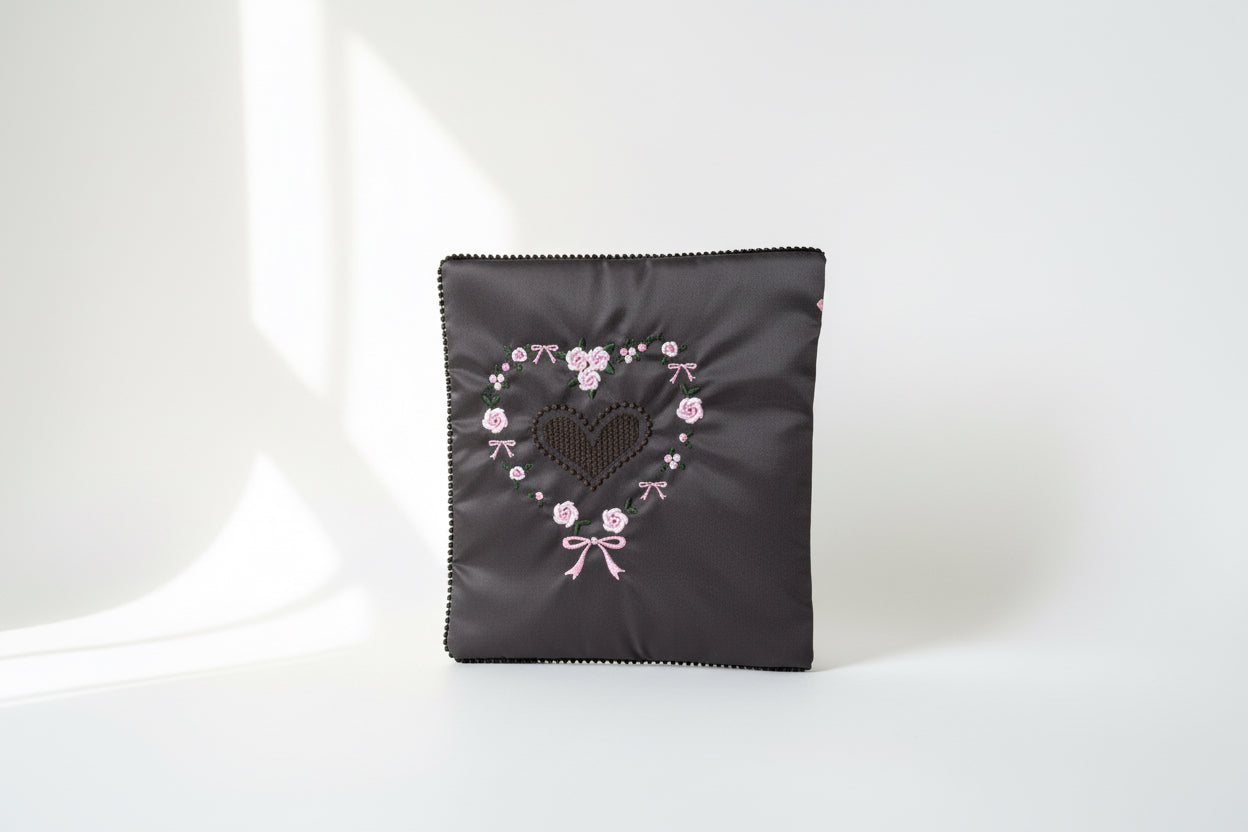 聖書カバー小ブラウン（ピンク薔薇ハート刺繍） – Princess E
