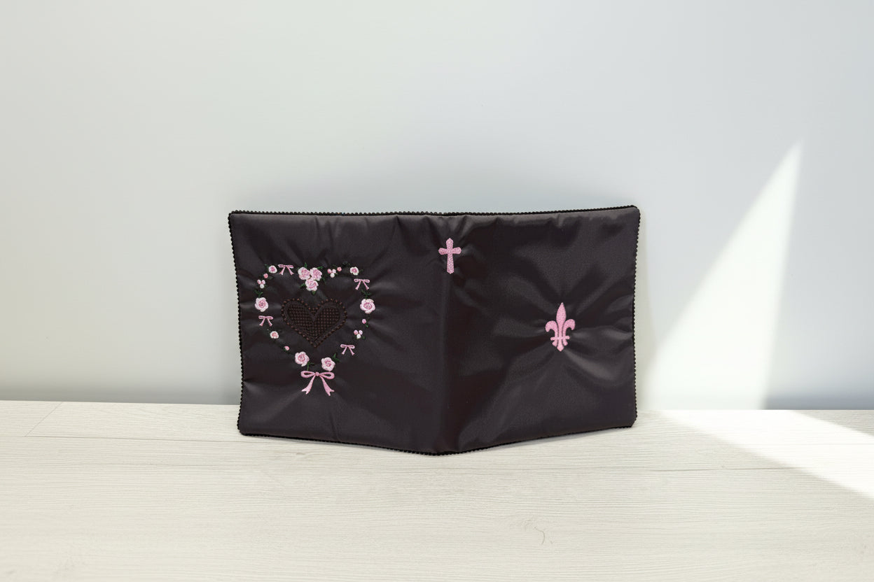 聖書カバー小ブラウン（ピンク薔薇ハート刺繍） – Princess E