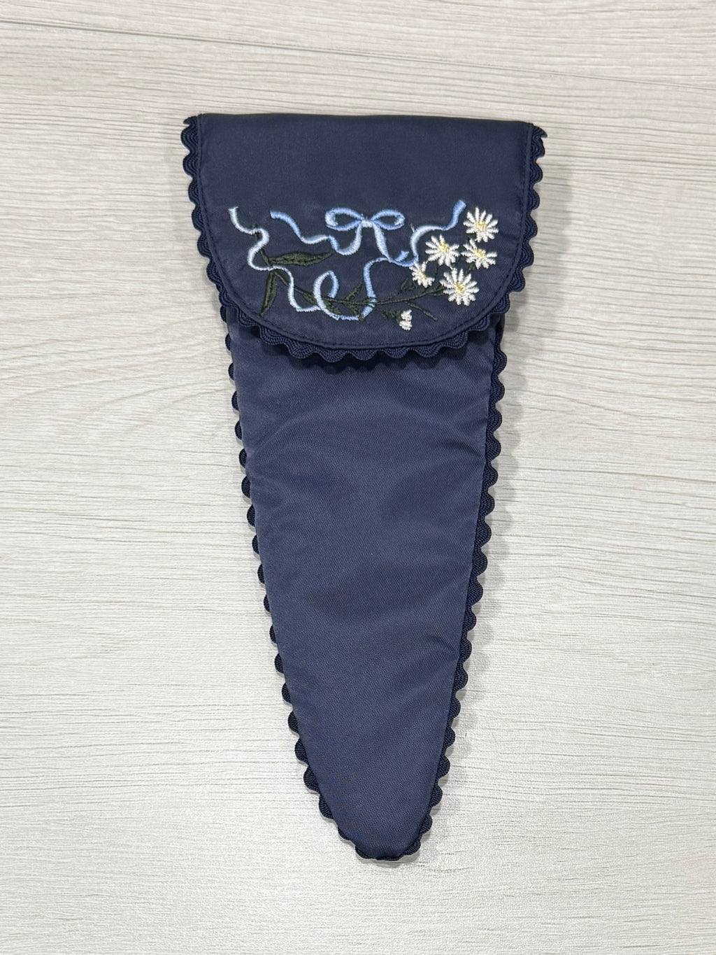 ハサミケースネイビー（水色リボン刺繍）